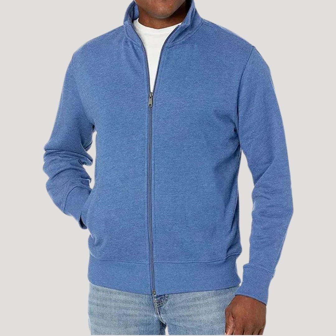 Leichte Herren Reißverschlussjacke in Alltagssituation, kombiniert Komfort und trendige Männermode.
