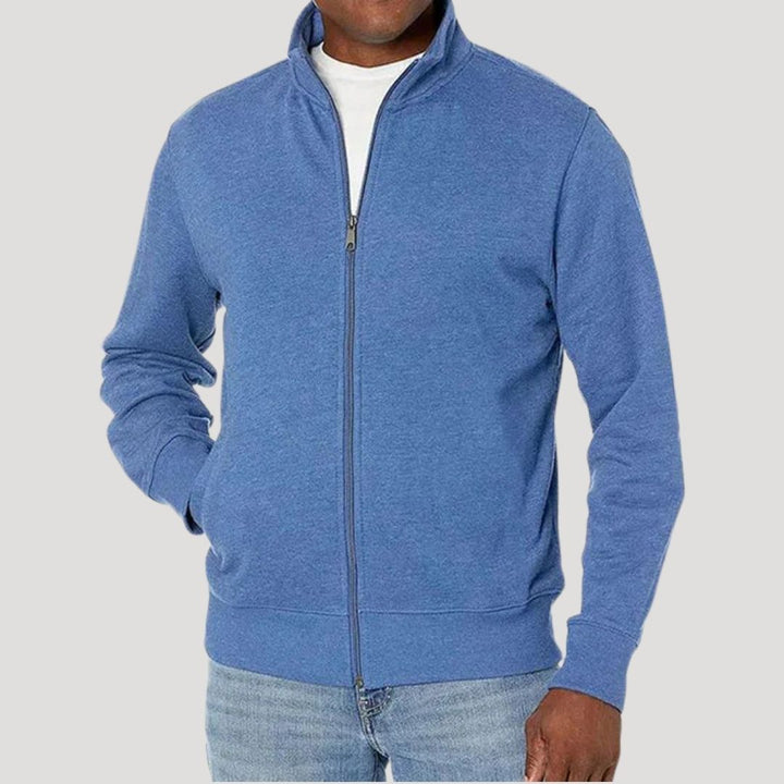 Leichte Herren Reißverschlussjacke in Alltagssituation, kombiniert Komfort und trendige Männermode.