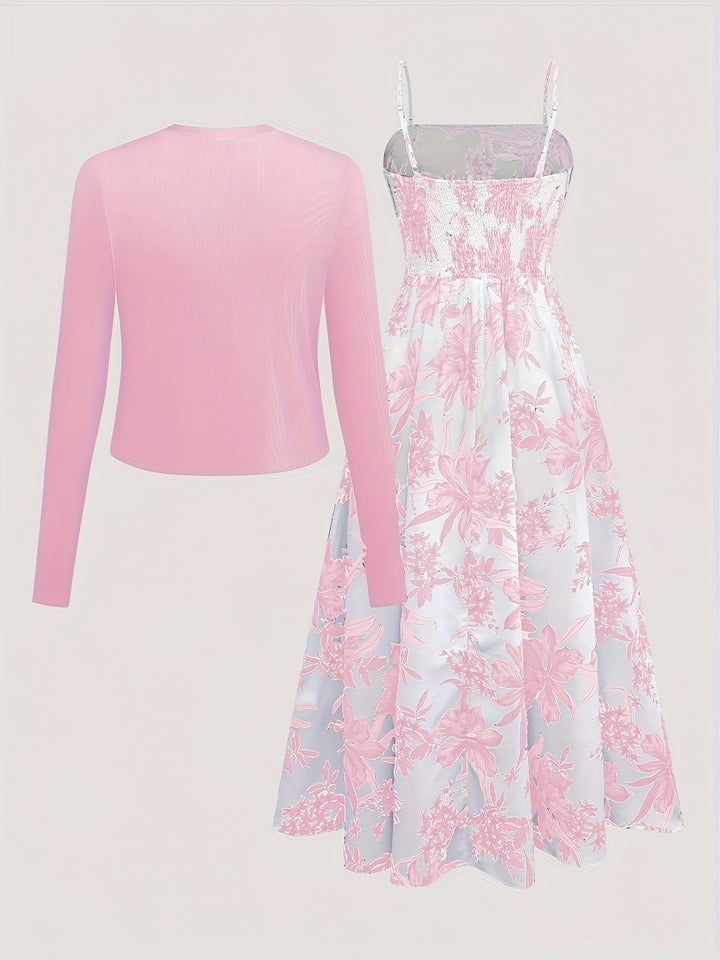 Detaillierte Ansicht des Blumenmusters auf dem Damen Midikleid & des weichen Stoffes des Cardigans.