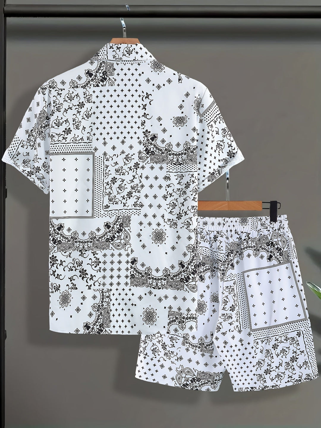 Herren Bandana Print Freizeit Set am Strand: Kurzarm Hemd & Shorts, bequem & modisch.