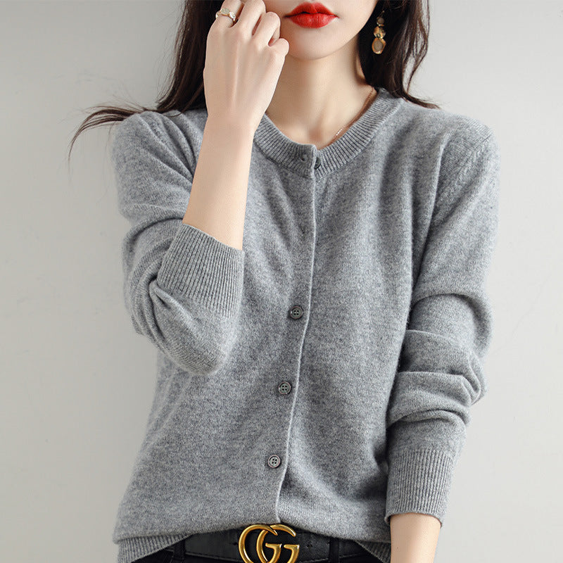 Lockerer Damen Cardigan mit praktischem Knopfverschluss, ein Must-have für jede Garderobe.