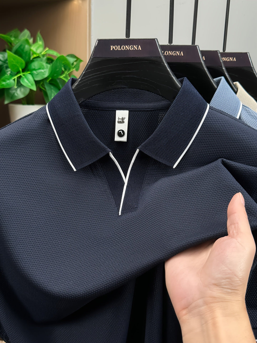 Modern Fit Herren Polohemd für schlanke Silhouette. Business Casual Oberteil, ideal für Frühling & Sommer.