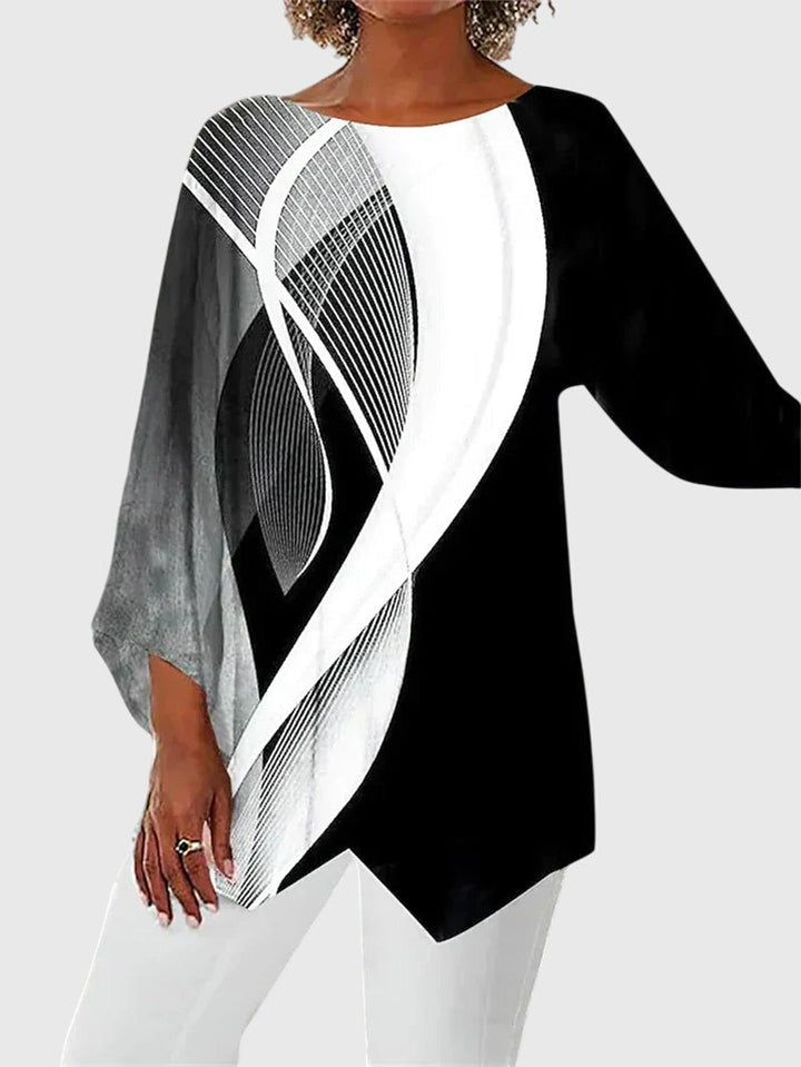 Nahaufnahme des eleganten Schmetterlingsmusters auf dem bequemen Damen Langarmtop. Ideal für Damenfashion.