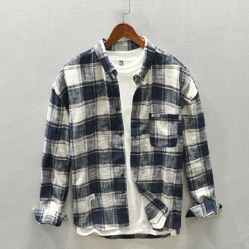 Vielseitiges Herren-Langarmhemd im rot-blauen Karomuster. Ideal als Oberteil oder für den Schichtlook.