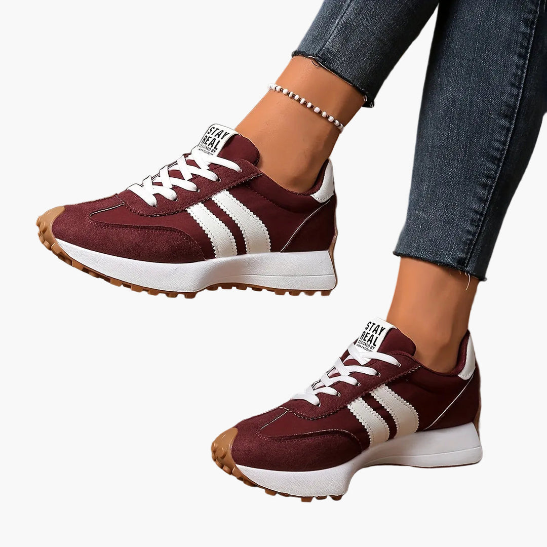 Modische Damen Retro-Sneaker mit markanten Seitenstreifen, sportlich & bequem für den Alltag.