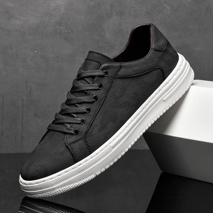Stilvolle Herren-Sneaker für Komfort im Alltag. Moderne Freizeitschuhe für vielseitige Looks.