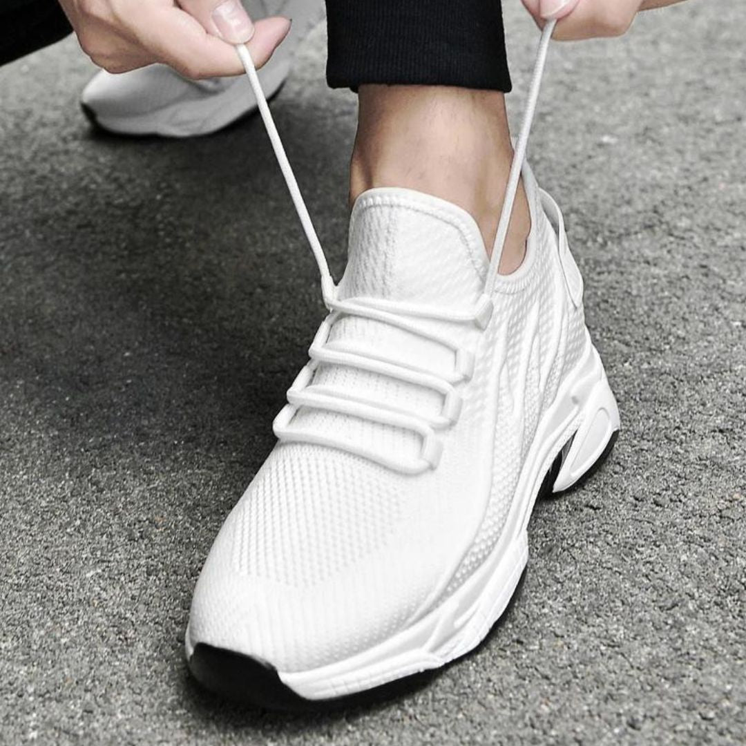 Komfortable Herren Sneaker in Weiß; diskret höhenerhöhend, ideal für einen modischen Alltagslook.