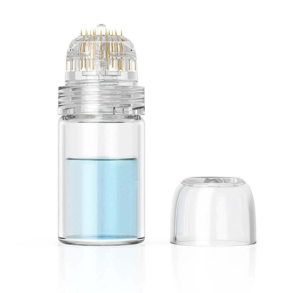 Unisex Microneedling Derma Stempel mit Titan Nadeln für strahlende Haut und verbesserte Seruminfusion.