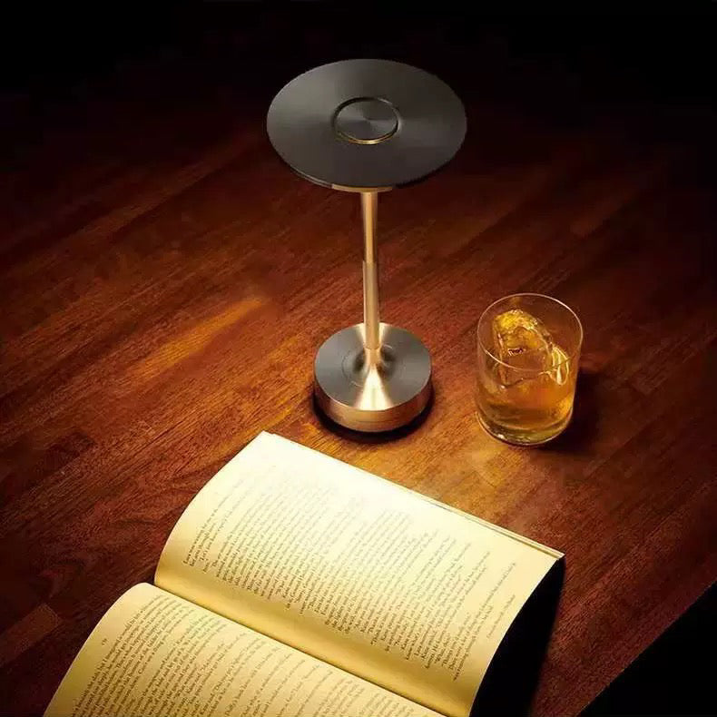 Wetterfeste (IP44) LED-Tischlampe aus Aluminium, dimmbar, kabellos, mit USB-C. Vielseitige Outdoor-Lampe.