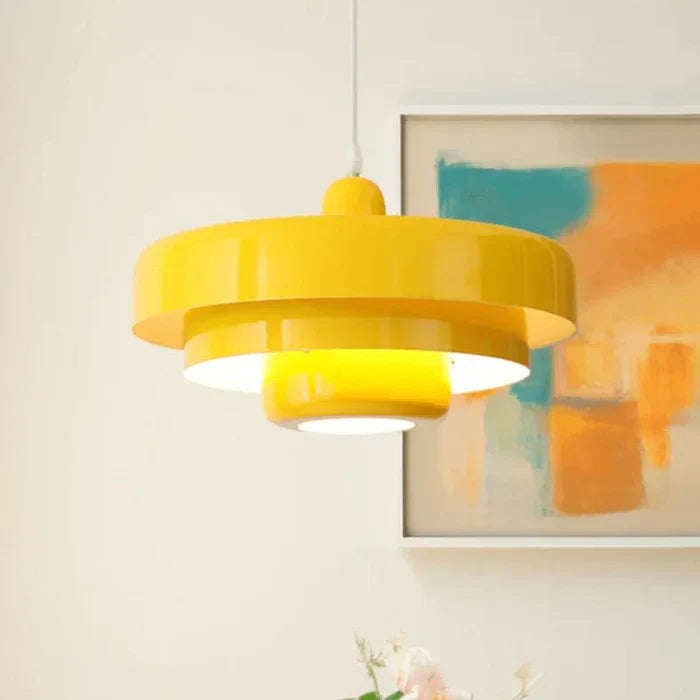 Vintage LED Lampe, aufgehängt über Esstisch; schafft gemütliche Beleuchtung für moderne Küchen.