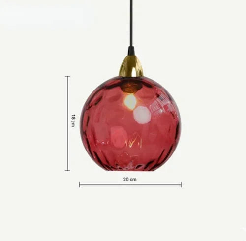 Dekorative Glas-Kugel-Pendelleuchte, moderne Innenbeleuchtung für stilvolle Wohnräume. Schafft Atmosphäre.