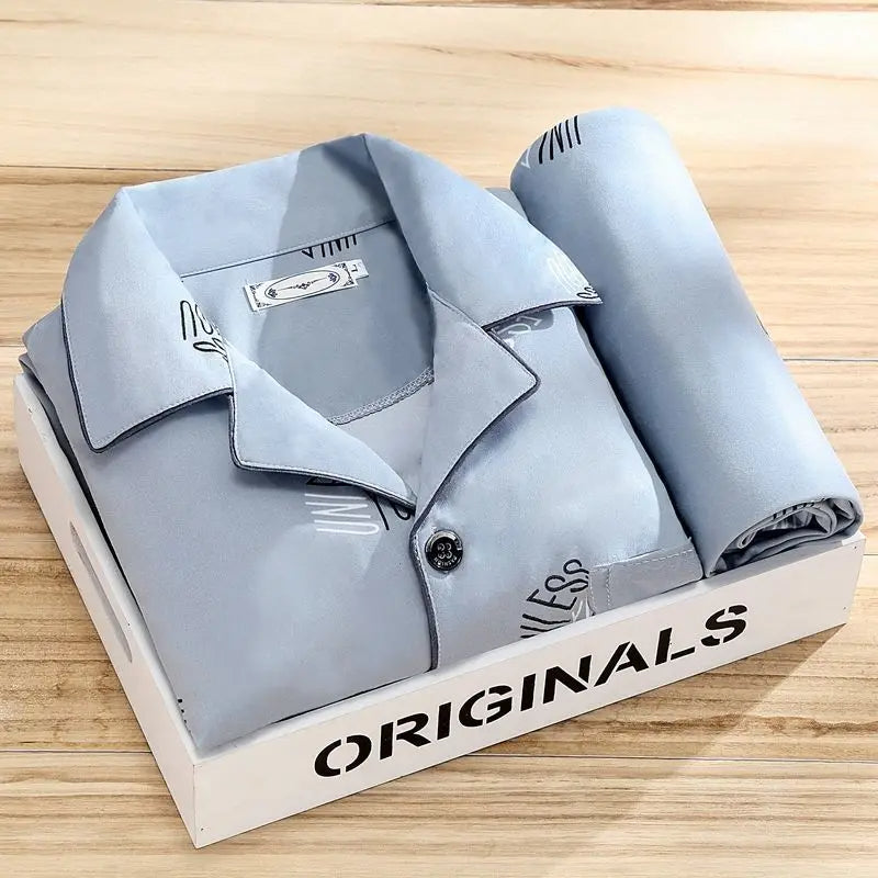 Nahaufnahme des weichen Stoffes und Streifenmusters des Herren Pyjama-Sets für maximalen Komfort.