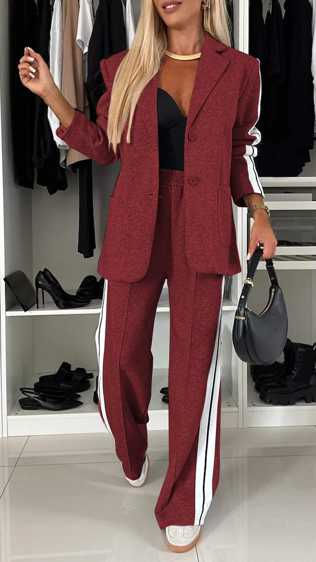 Nahaufnahme der Hose des bequemen Damen Freizeitanzugs. Eleganter Zweiteiler für stilvolle Alltagskleidung.