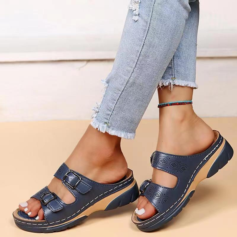 Vielseitige Damen Slipper Sandalen mit verstellbaren Schnallen für individuellen Tragekomfort.