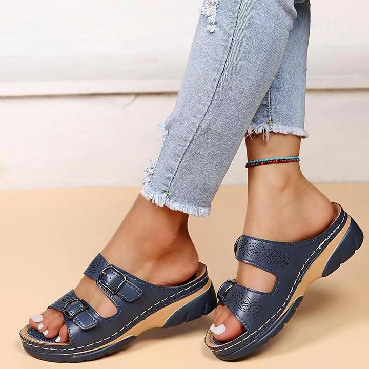 Vielseitige Damen Slipper Sandalen mit verstellbaren Schnallen für individuellen Tragekomfort.