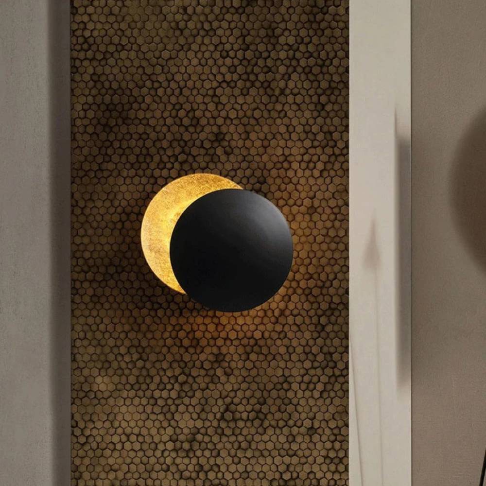 Moderne LED Wandlampe in Mondform für stimmungsvolle Ambientebeleuchtung im Wohnzimmer.