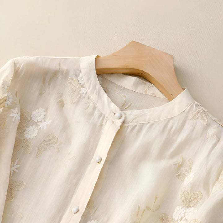 Elegantes Damen Oberteil mit floraler Stickerei, lässiger Schnitt und atmungsaktives Material für den Sommer.