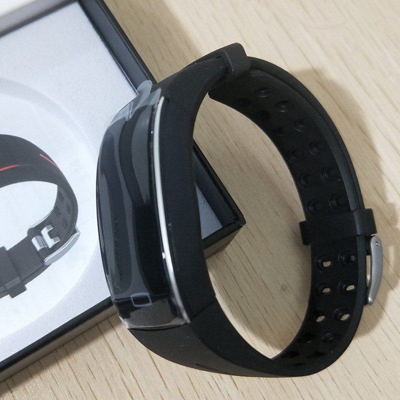 Elegante Damen Smartwatch am Handgelenk, ideal für Fitness, mit Aktivitätstracker und Bluetooth-Funktionen.