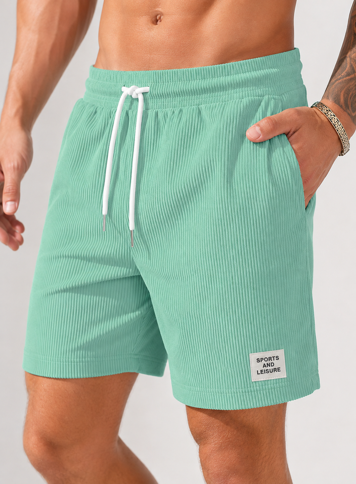 Mann genießt den Strand in bequemen Herren Sommer Shorts mit Kordelzug.