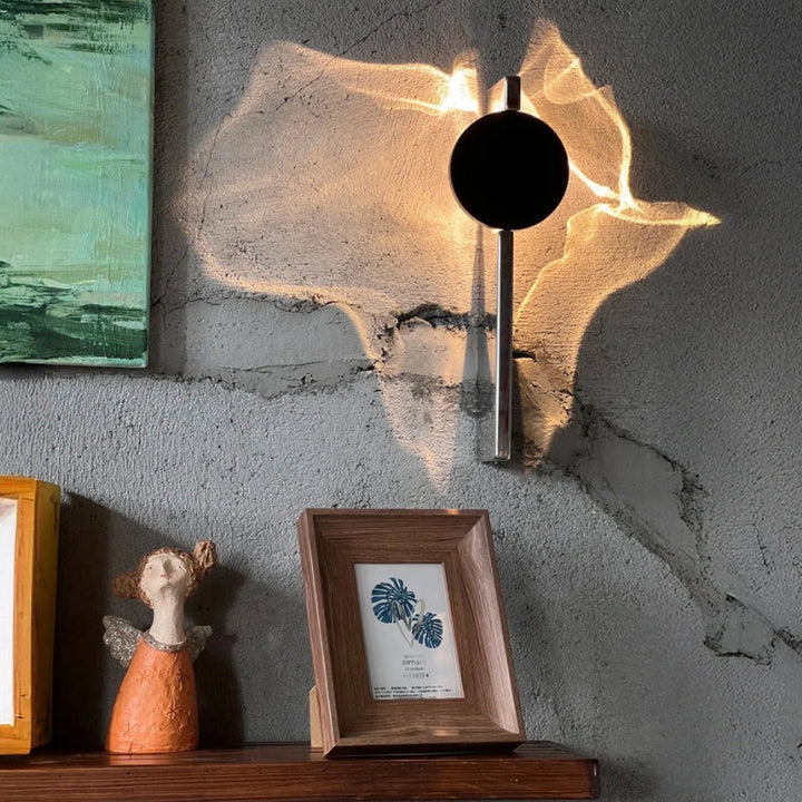 Wandleuchte mit spielerischem LED-Lichteffekt, moderne Schattenkunst für einzigartige Innenbeleuchtung.