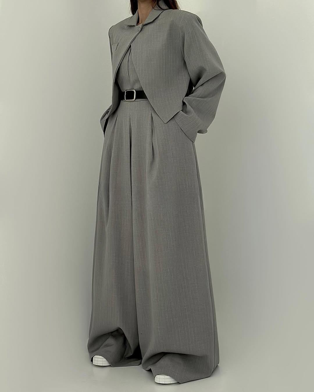 Damenmode Jumpsuit-Stil: Trägerloses Oberteil, passende Jacke & modische weite Hose. Zeitlos und bequem.