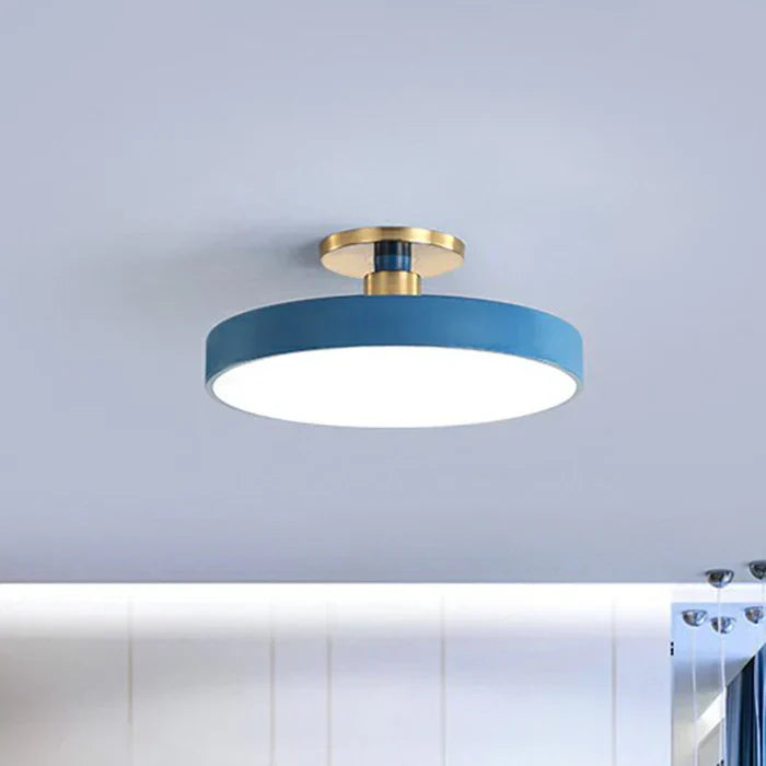 Minimalistische LED Deckenlampe im skandinavischen Stil, aus Acryl, modern und hell, passend für jedes Design.