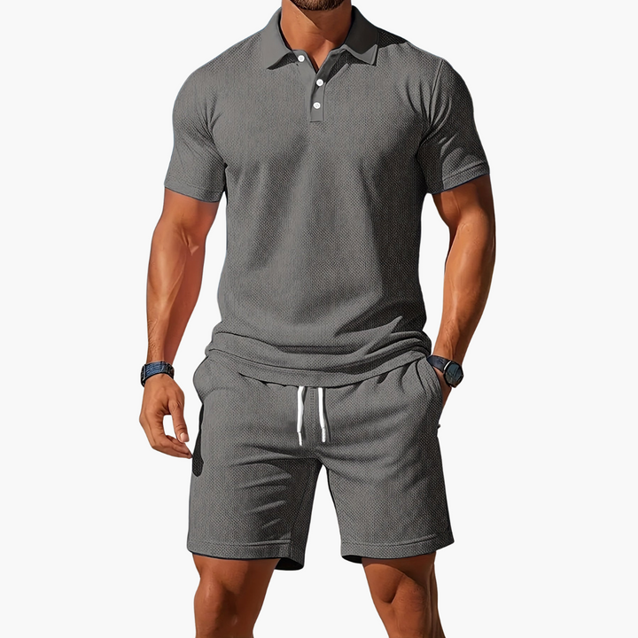 Männliches Sommer Set: Trendiges Polohemd & bequeme Shorts, ideal für entspannte Tage und warme Temperaturen.