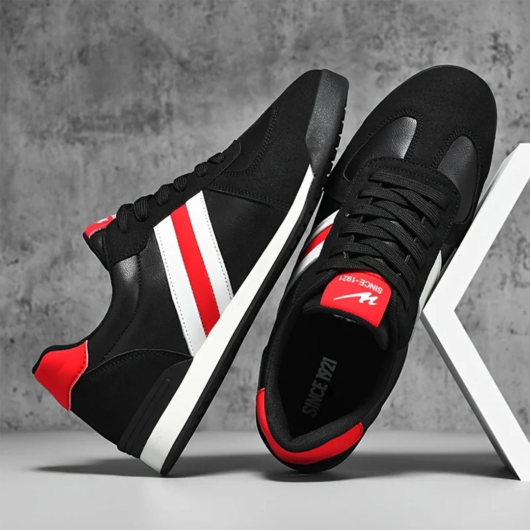 Rückansicht der Herren-Sneaker, highlighting das Streifen-Design und die Qualität für Herrenmode.