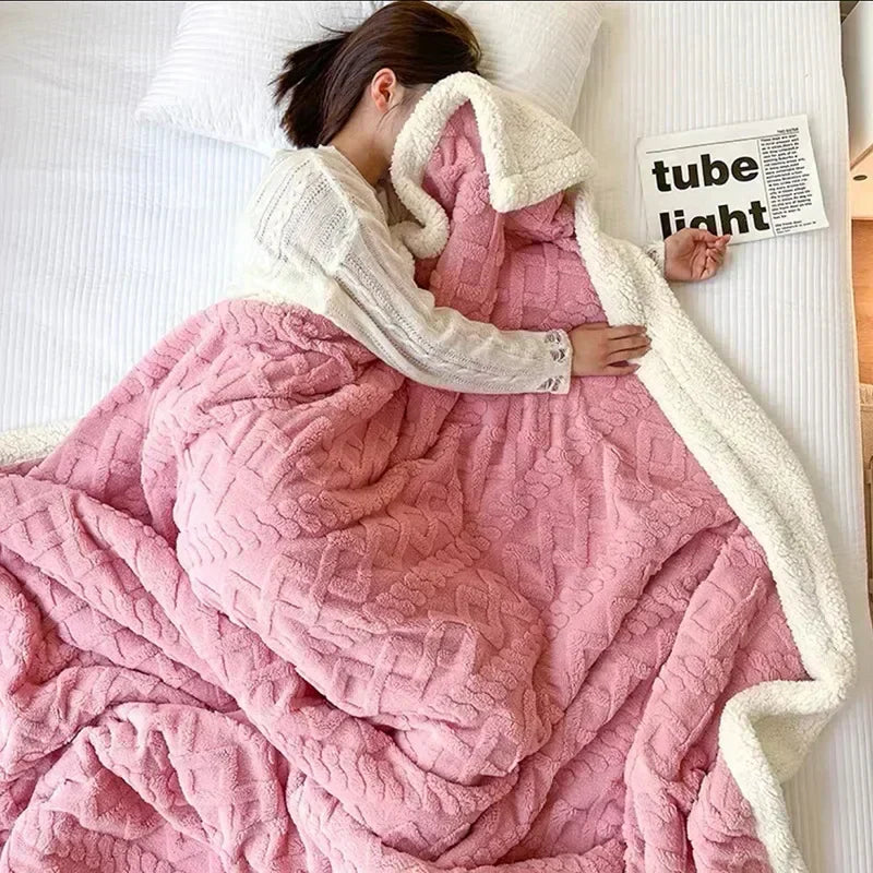 Weiche Lammwoll-Kuscheldecke, ideal als stilvolle Tagesdecke oder Wärmedecke im Bett.