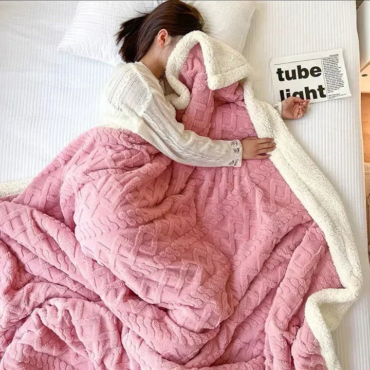 Weiche Lammwoll-Kuscheldecke, ideal als stilvolle Tagesdecke oder Wärmedecke im Bett.