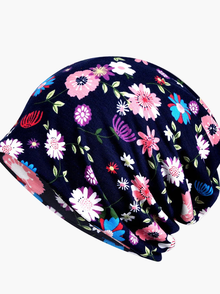 Stylische Damen Beanie Mütze mit Blumenprint, modisches Accessoire für warme Sommertage.