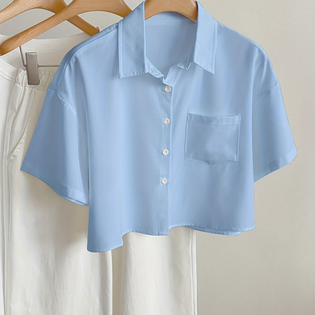 Kurze Damenbluse, cropped, mit elegantem Kragen, kurzärmlig, für einen modischen Auftritt.