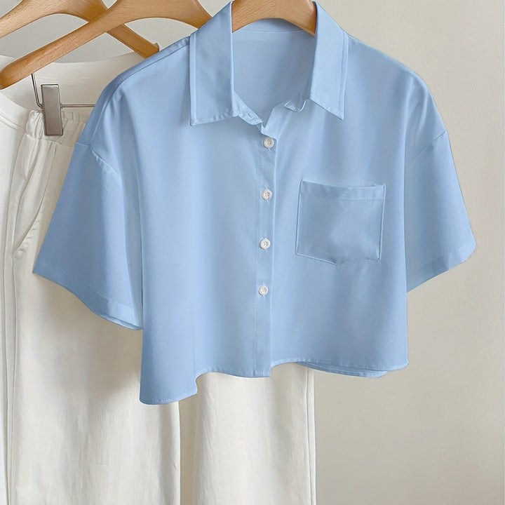 Kurze Damenbluse, cropped, mit elegantem Kragen, kurzärmlig, für einen modischen Auftritt.
