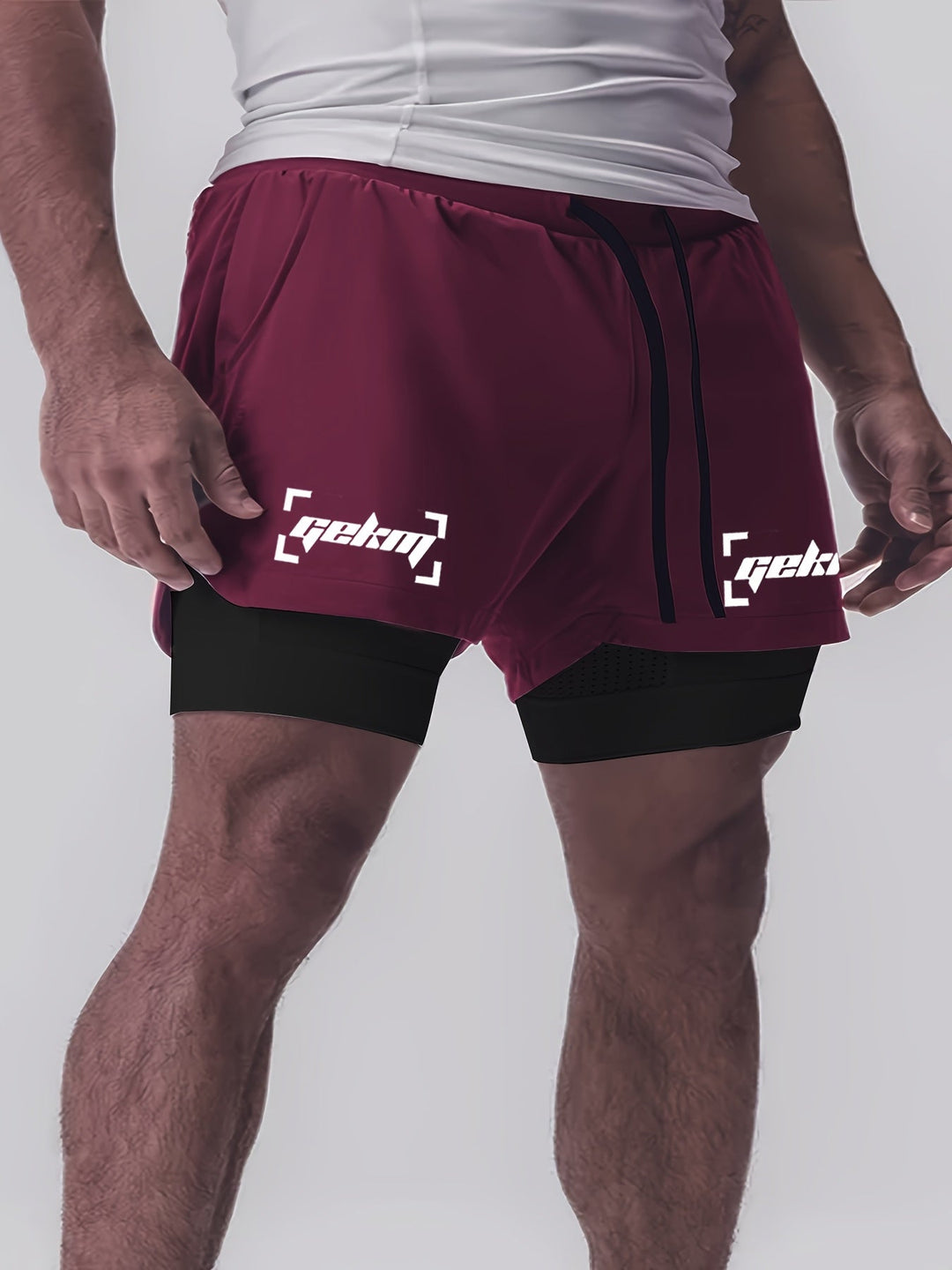 Atmungsaktive Herren Performance Shorts aus feuchtigkeitsableitendem Material halten trocken beim Sport.