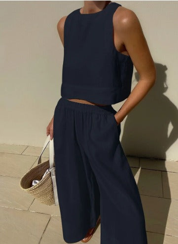 Damen Ärmelloses Set: Stylisches Oberteil und passende Hose. Moderner Zweiteiler für einen luftigen Sommerlook.