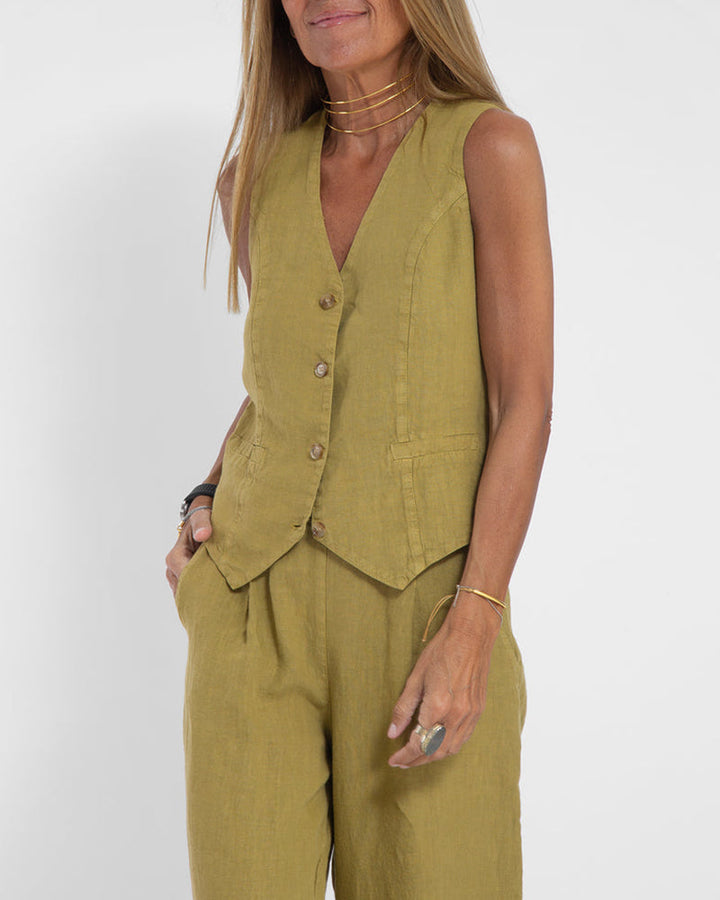 Stilvolles Damen Herbst Outfit: ärmellose Weste & weite Hose, perfekt für elegante Auftritte.