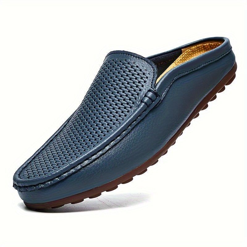 Mann trägt bequeme Herren Freizeitschuhe, Slip-On Mokassins, mit Chinos. Perfekte Alltagsschuhe.