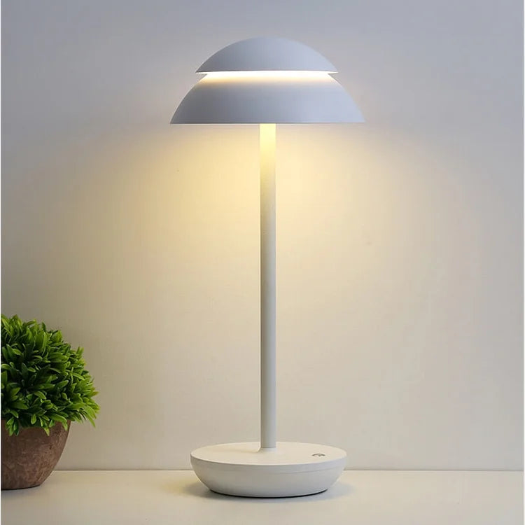 Zeitlose LED Tischlampe, minimalistisch & funktional. Perfekte Beleuchtung für Wohnzimmer, Schlafzimmer oder Büro.