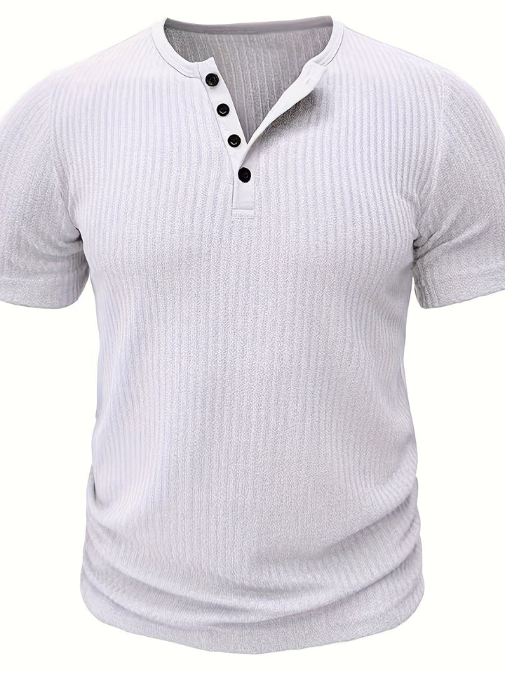 Bequemes Herren Kurzarmshirt mit gerippter Textur & Knopfleiste. Perfektes Henley für Sommer & Freizeit.