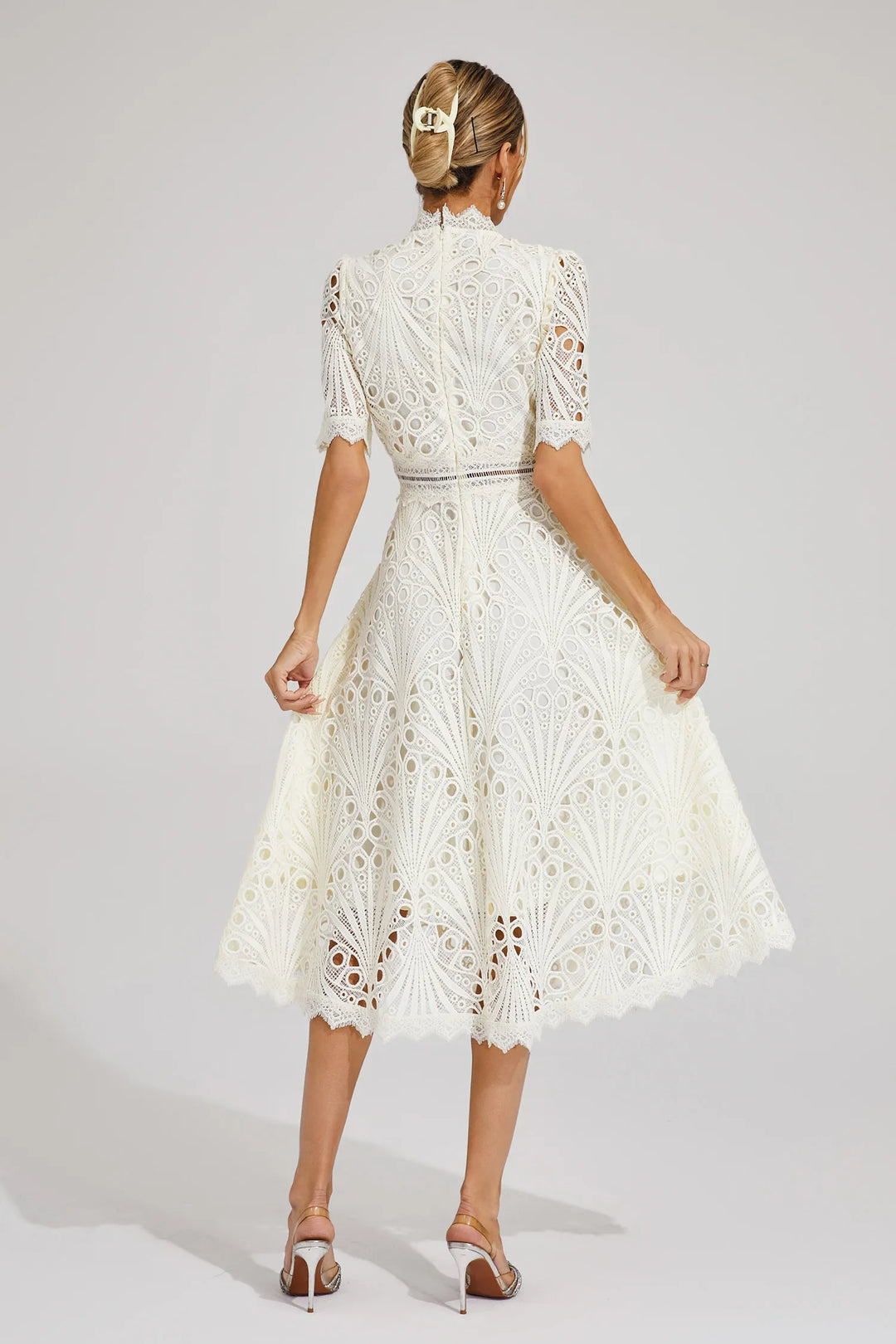 Feminines A-Linien Spitzen Midikleid für Damen, ein elegantes Abendkleid und ideales Hochzeitsgast-Outfit.