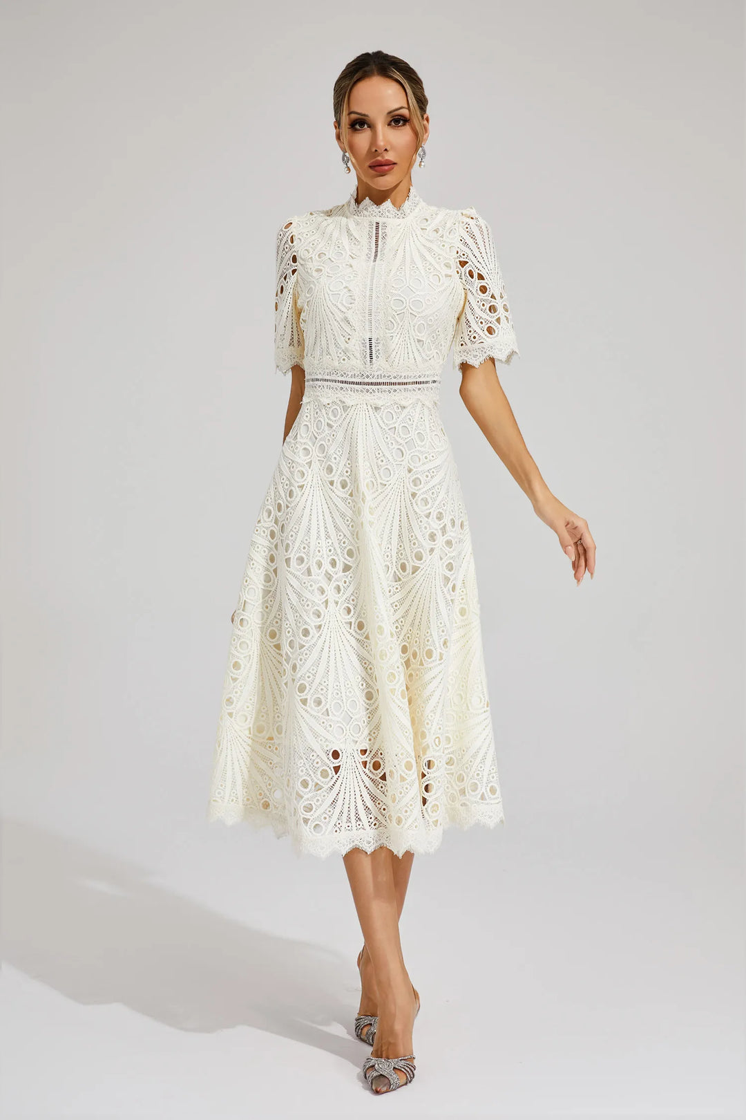 Vorderansicht eines eleganten Damen Spitzen Midikleides, ideal für Hochzeitsgäste, Cocktailpartys und Abendevents.