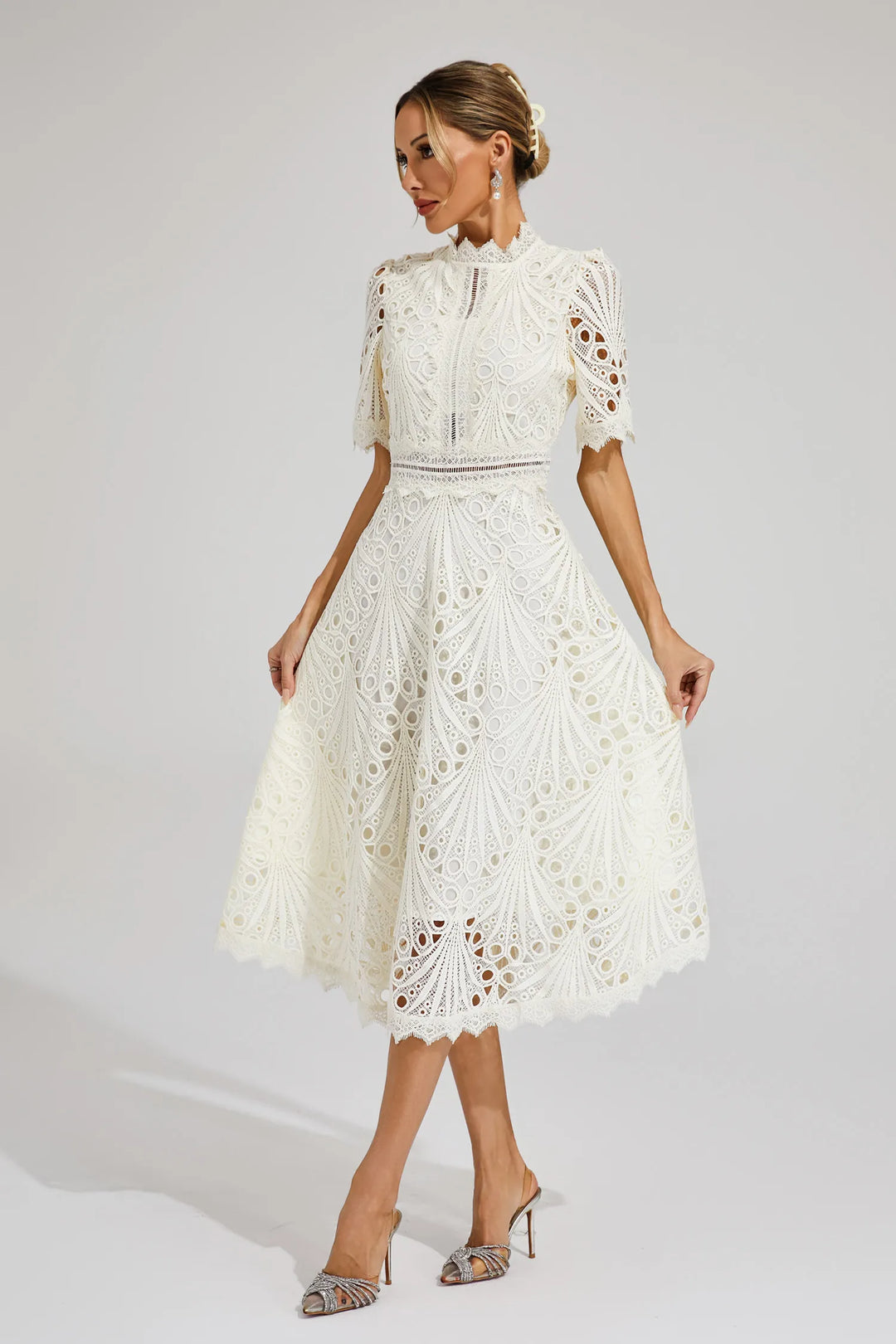 Elegantes Damen Spitzen Midikleid für besondere Anlässe, perfekt als Hochzeitsgastkleid oder Abendkleid.