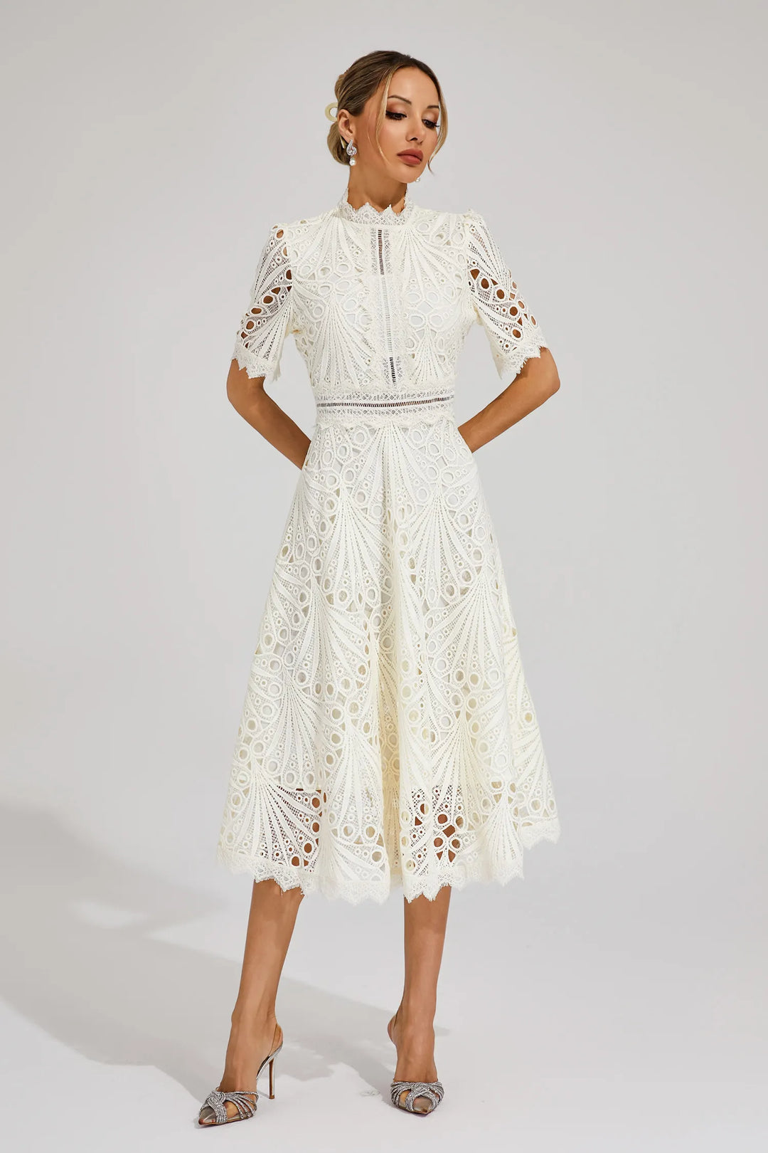 Hochwertige Spitze des eleganten Damen Midikleides, perfekt für festliche Events, Abendgarderobe und Hochzeiten.