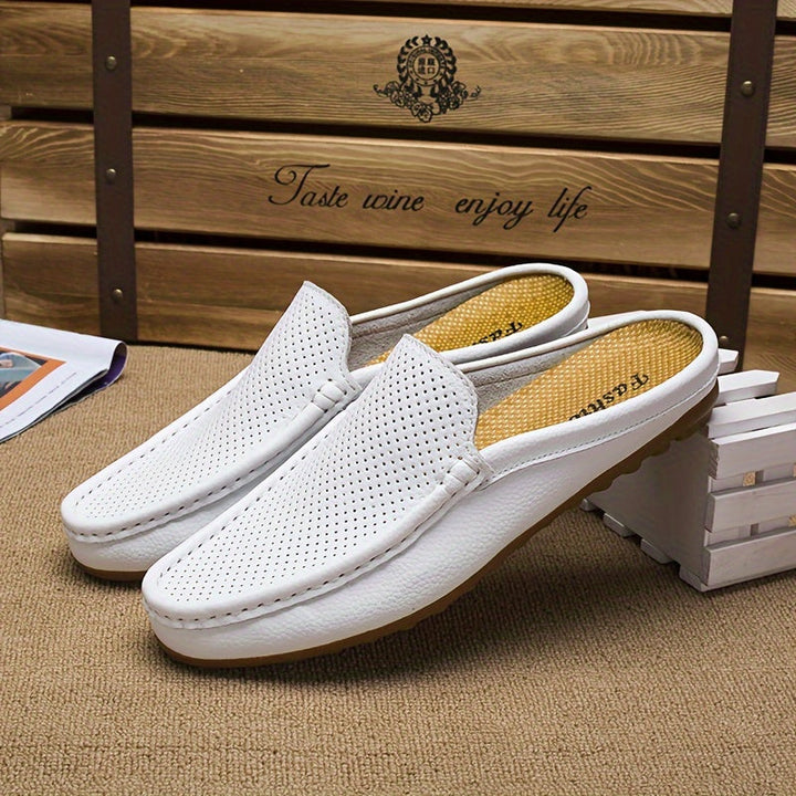 Ein Paar Herren Slip-On Mokassins in Schwarz, bereit für den Sommer. Leichte und bequeme Slipper.