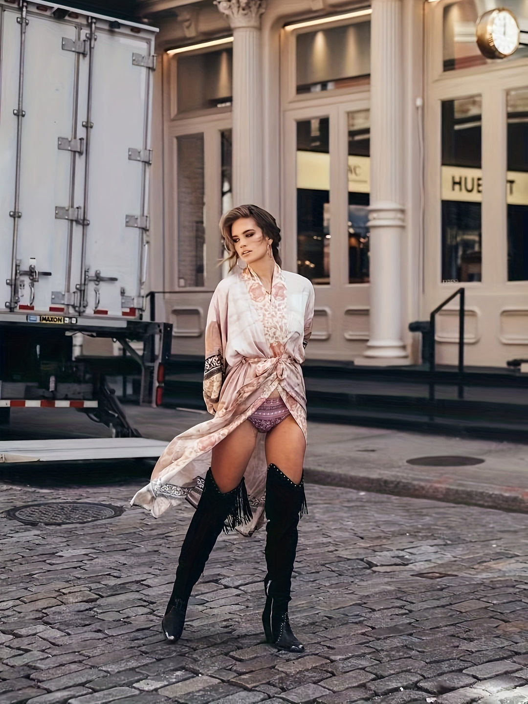 Vielseitiger Damen Sommer Kimono mit rotem Blumenmuster, luftig und elegant, für jeden Anlass geeignet.