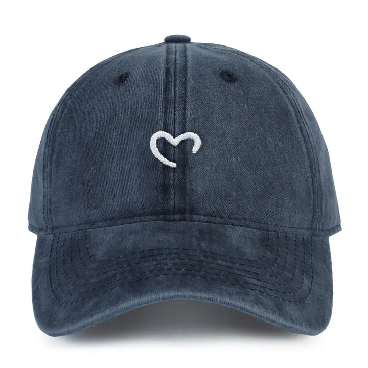 Trendiges Damen Mode Accessoire: Besticktes Basecap mit Herz. Perfekt für den Sommer.