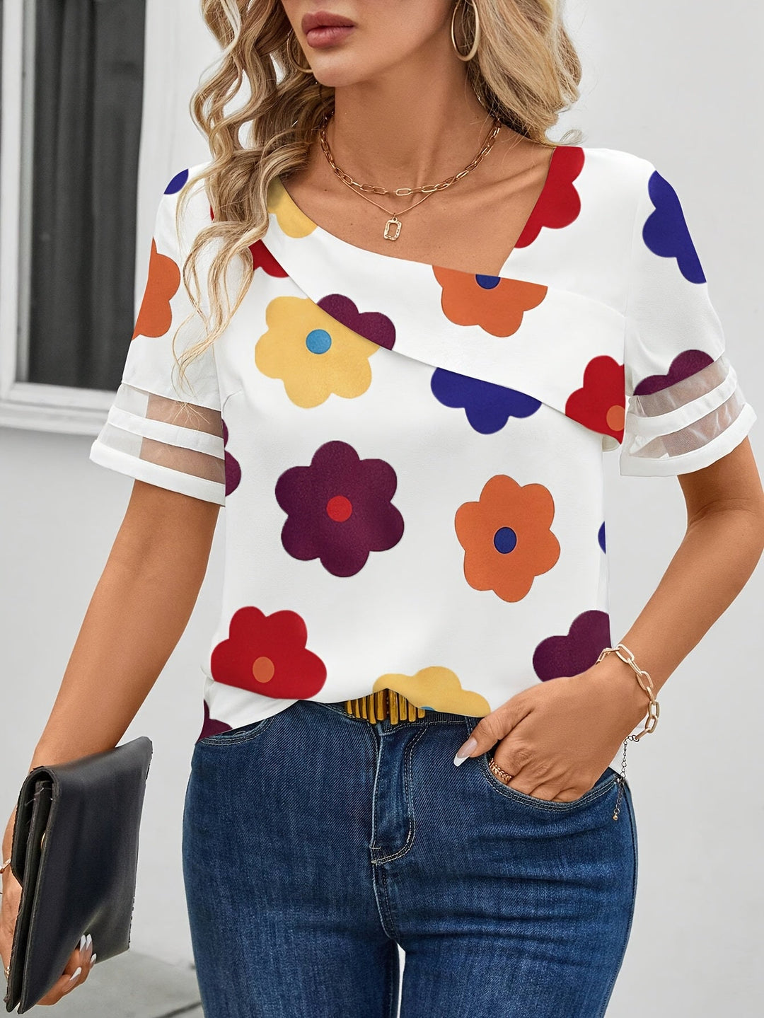 Elegantes Damen Oberteil mit asymmetrischem Ausschnitt, Blumenmuster; ideal für warme Tage.