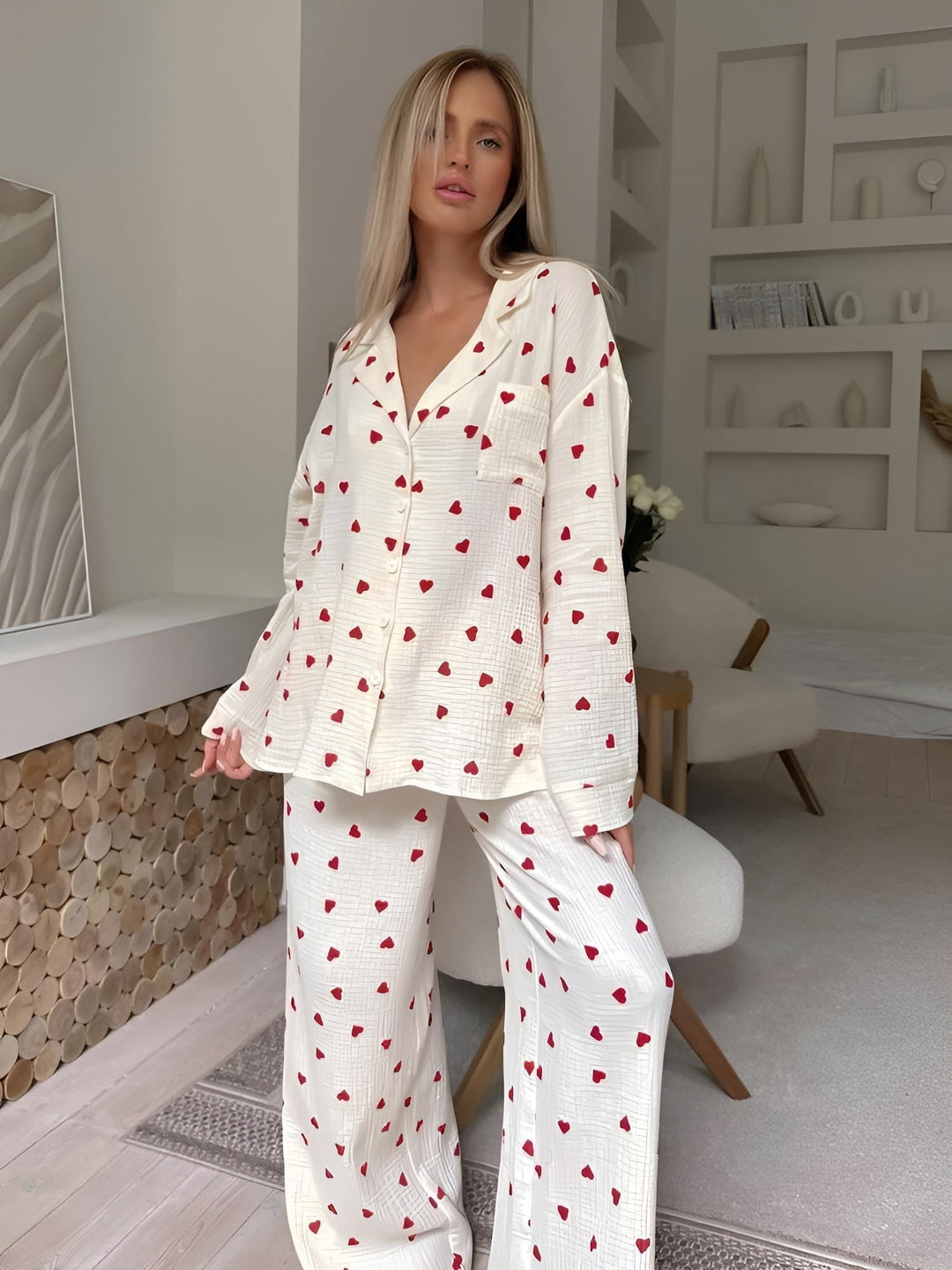Modisches Damen Herz-Pyjama Set mit langen Ärmeln und Hose. Kuscheliger Baumwoll-Schlafanzug für Damen.