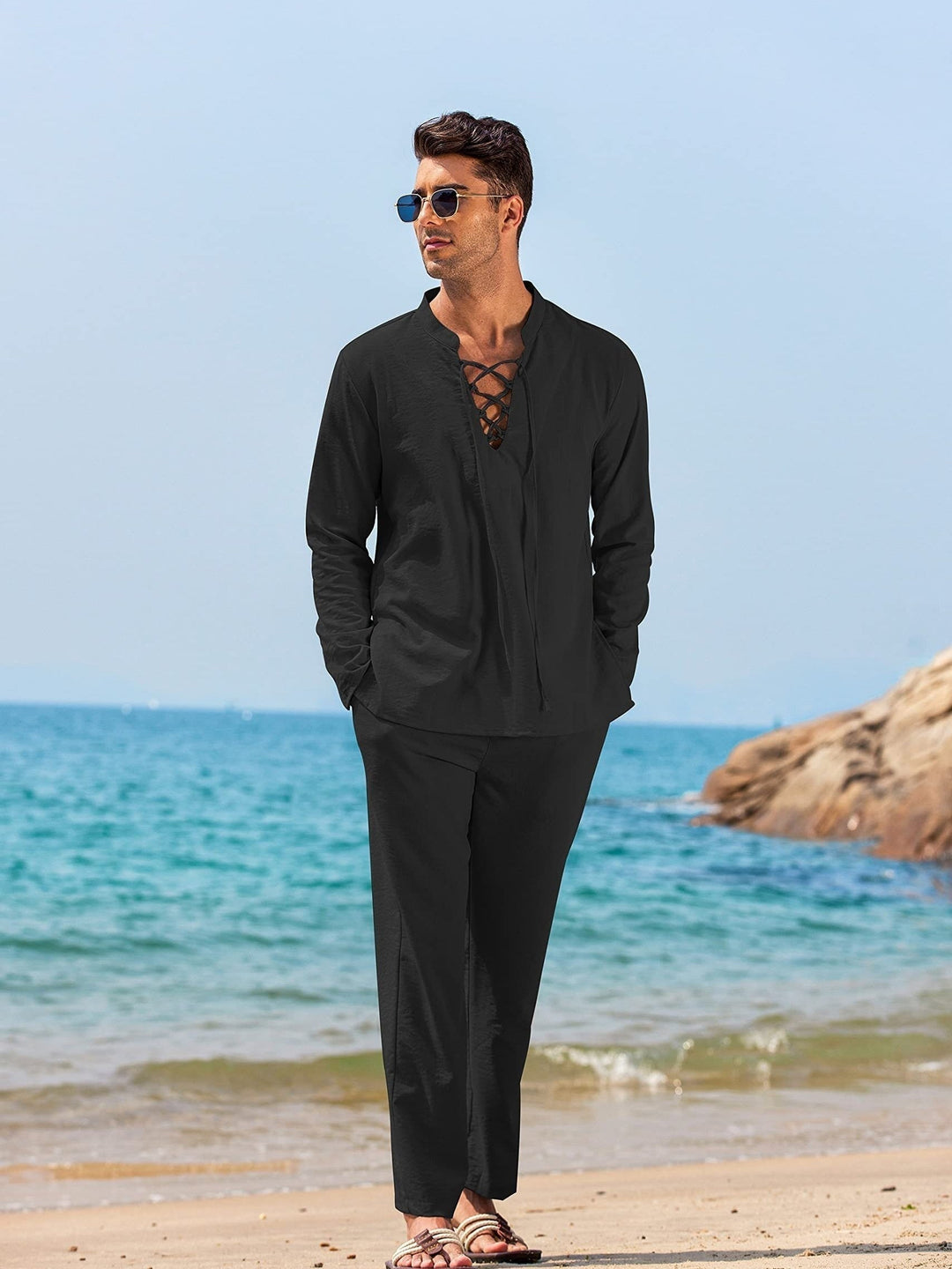 Herren Leinen-Set Milo mit Henleyhemd & Kordelzughose. Leichtes Sommer-Outfit für stilvolle Männer.