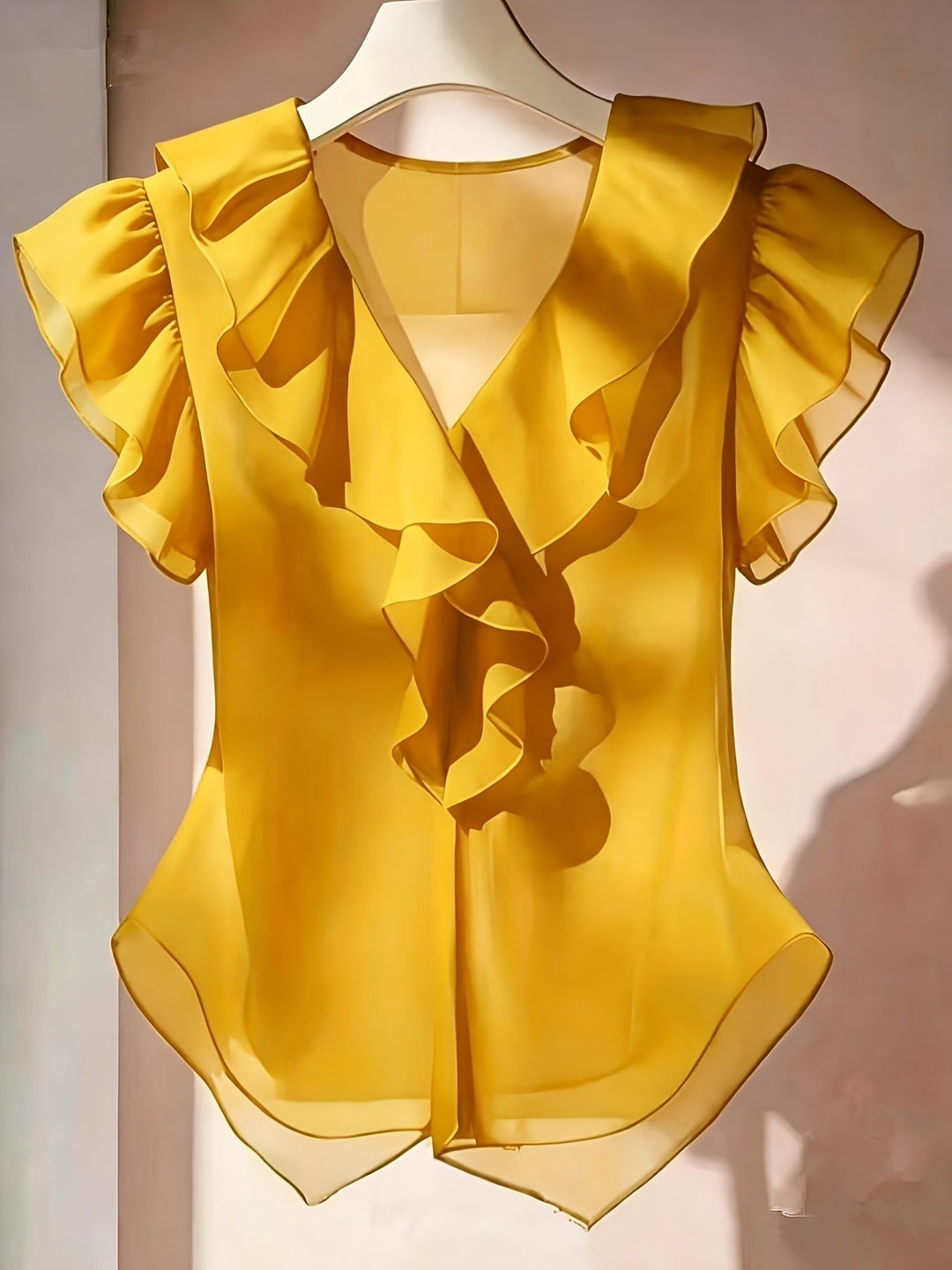 Elegante Damenbluse mit Rüschen am V-Ausschnitt und breiten Volantärmeln.